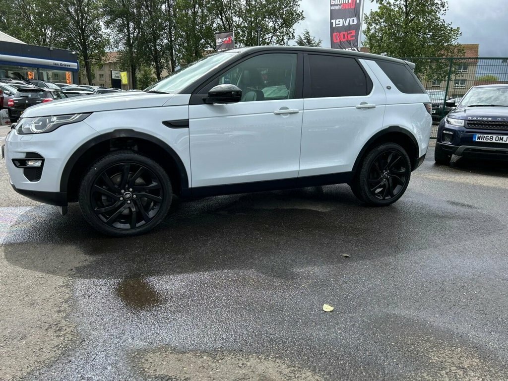 Land Rover Discovery Sport 2L Hse Black YX18UCW White #4