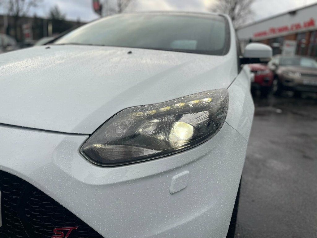 Ford Focus 2L St-3 WF64JZX White #4