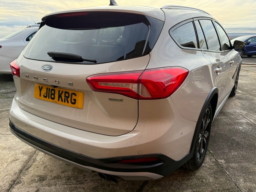 Ford Focus Estate YJ18KRG White #6