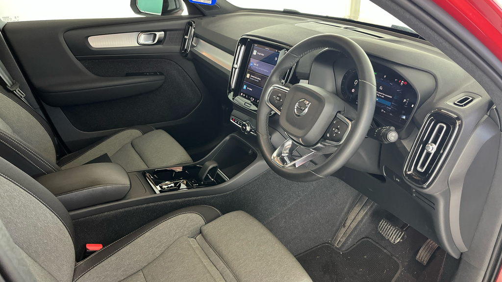 Volvo XC40 Plus, B4 Mild Hybrid, Dark CP73LDA Red #4