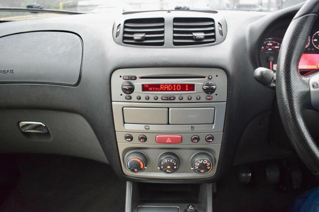 Alfa Romeo 147 1.9 Jtdm 8V Collezione White #12