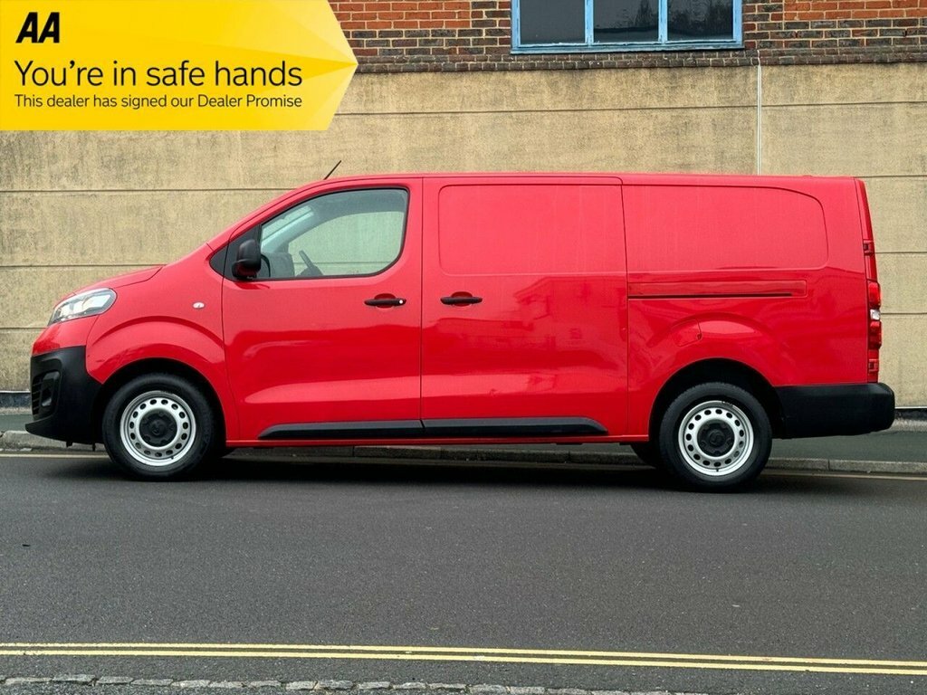 Vauxhall Vivaro 1.5L Dynamic 6Dr DY22XVX Red #4