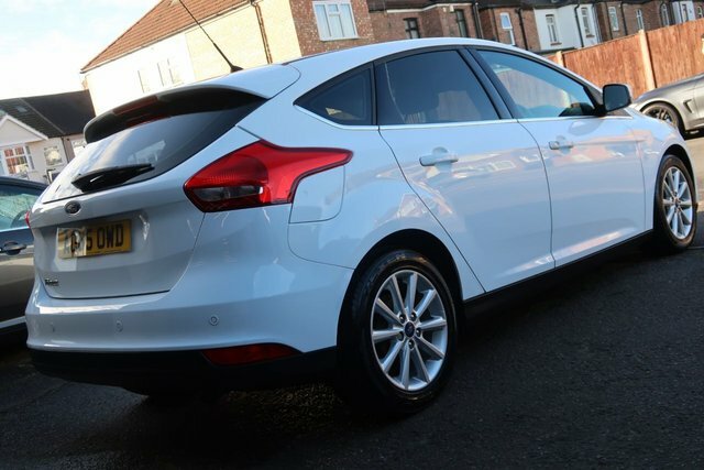 Ford Focus 2015 1.6 Titanium Hatchback Powershift AO65OWD White #3