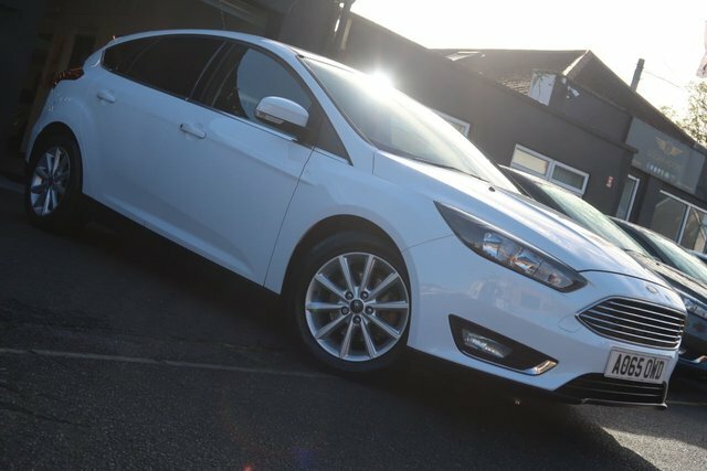 Ford Focus 2015 1.6 Titanium Hatchback Powershift AO65OWD White #2