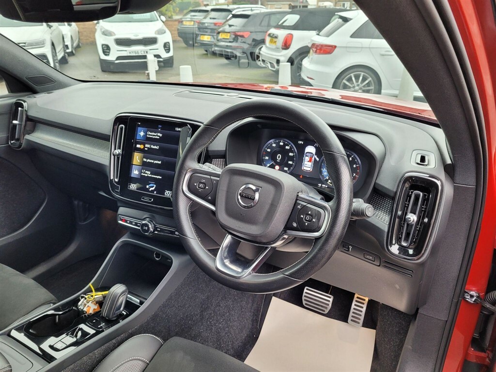 Volvo XC40 1.5 T3 R-design Euro 6 Ss HV70XAU Red #2