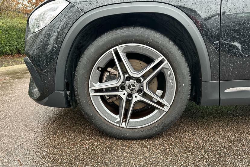 Mercedes-Benz GLA Class 180 Amg Line Premium Black #4