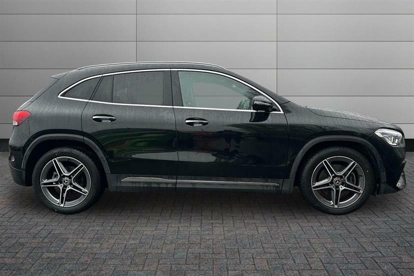 Mercedes-Benz GLA Class 180 Amg Line Premium Black #3