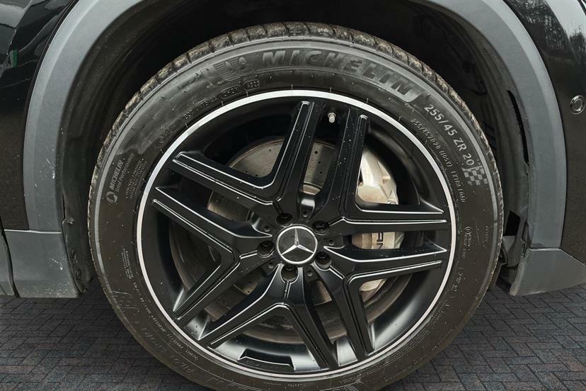 Mercedes-Benz GLA Class 35 4Matic Premium Black #4