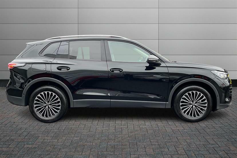 Volkswagen Tiguan 1.5 Etsi 150 Match Dsg EF75FXW Black #4