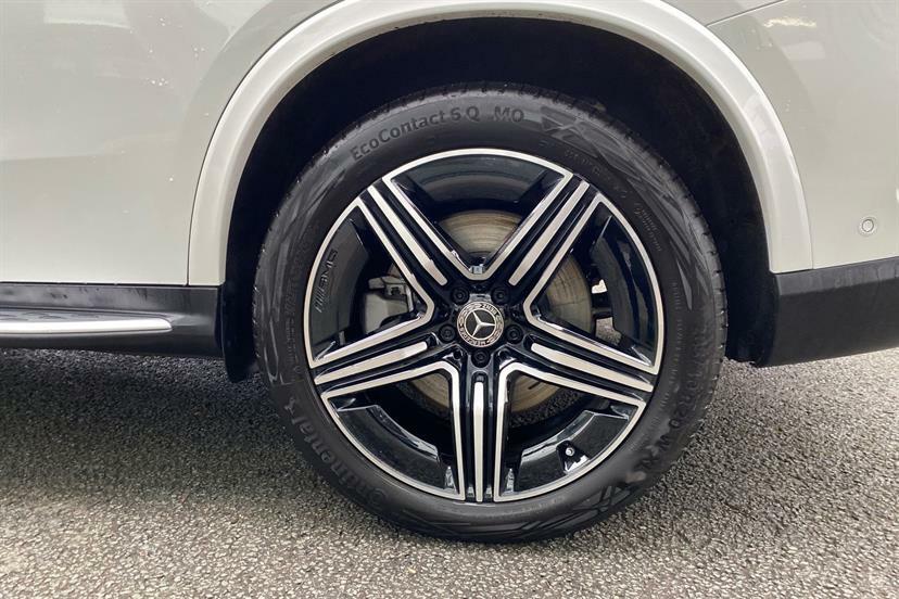 Mercedes-Benz GLC Class 300E 4Matic Amg Line Premium 9G-tronic KR75BZB White #4