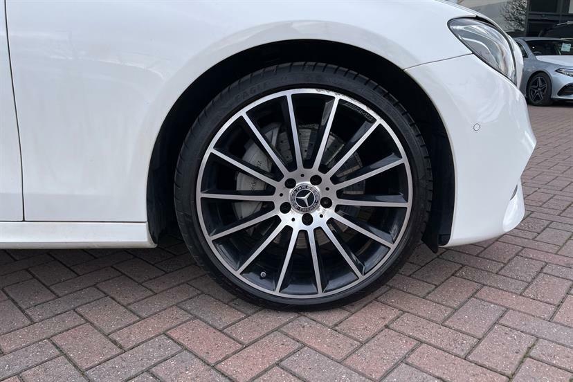 Mercedes-Benz E Class E220d 4Matic Amg Line Night Edition 9G-tronic KM69CDX White #4