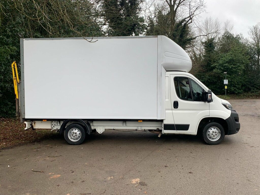 Peugeot Boxer Luton 2.2 Bluehdi 335 Built For Business L4 Euro 6 BG70HTF White #3