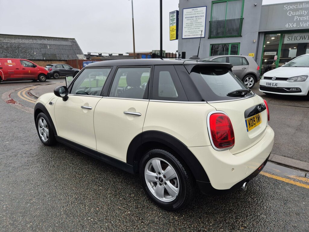 Mini Hatch 1.5 Cooper Classic Hatchback Steptronic KO19XWN White #3