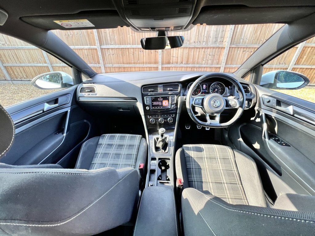 Volkswagen Golf 2L Gtd DC66XFK White #4