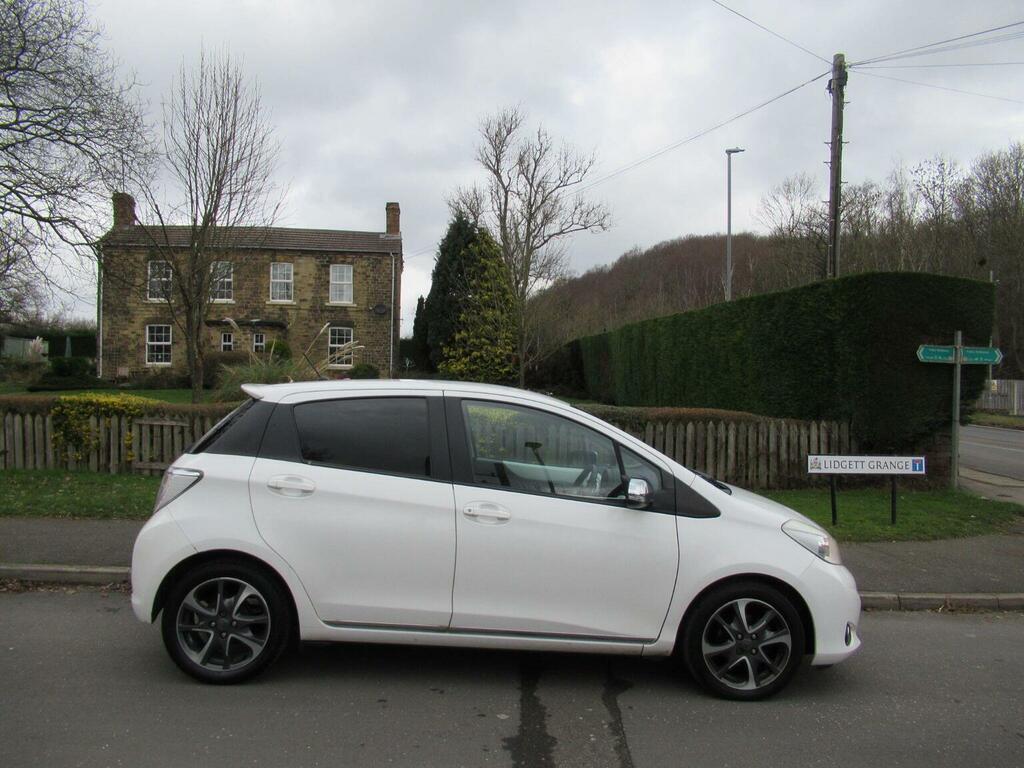 Toyota Yaris Hatchback 1.33 Dual Vvt-i Trend Euro 5 20136 LL63AUC White #3