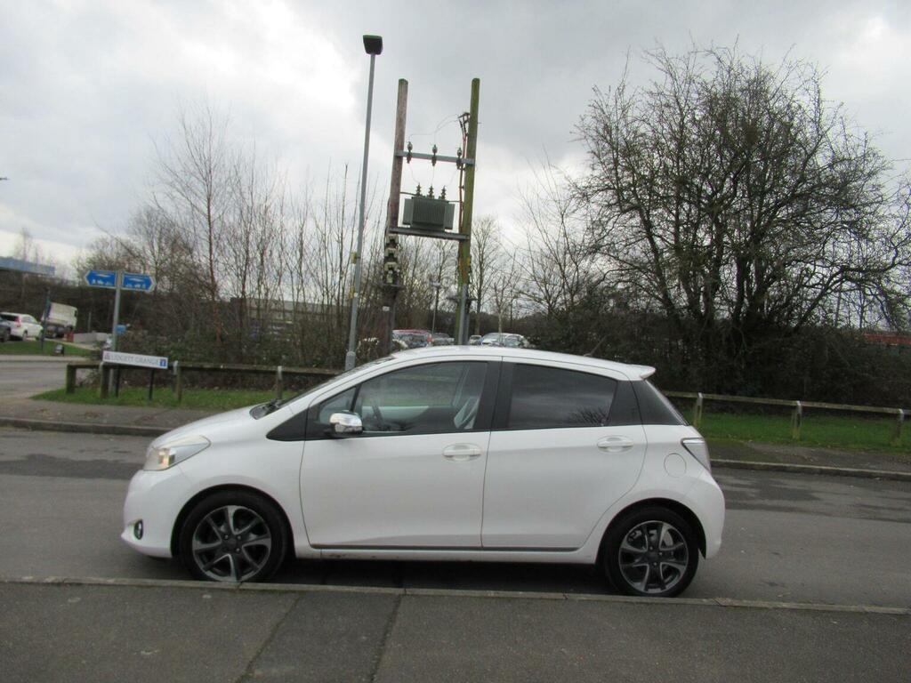 Toyota Yaris Hatchback 1.33 Dual Vvt-i Trend Euro 5 20136 LL63AUC White #6