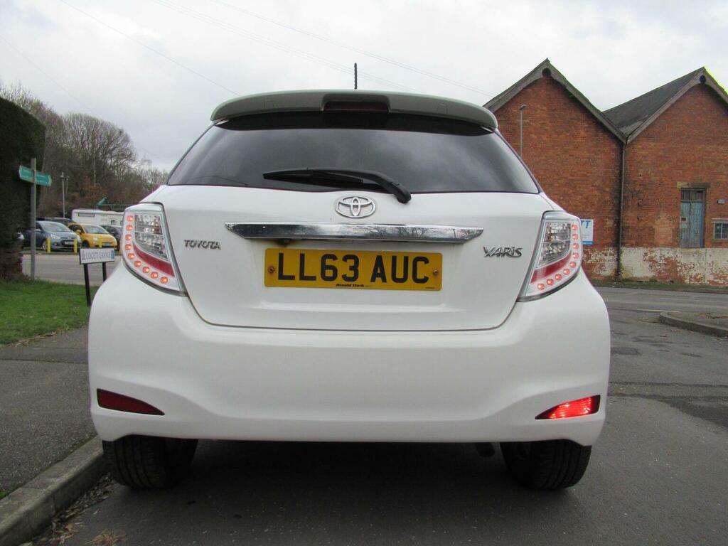 Toyota Yaris Hatchback 1.33 Dual Vvt-i Trend Euro 5 20136 LL63AUC White #4