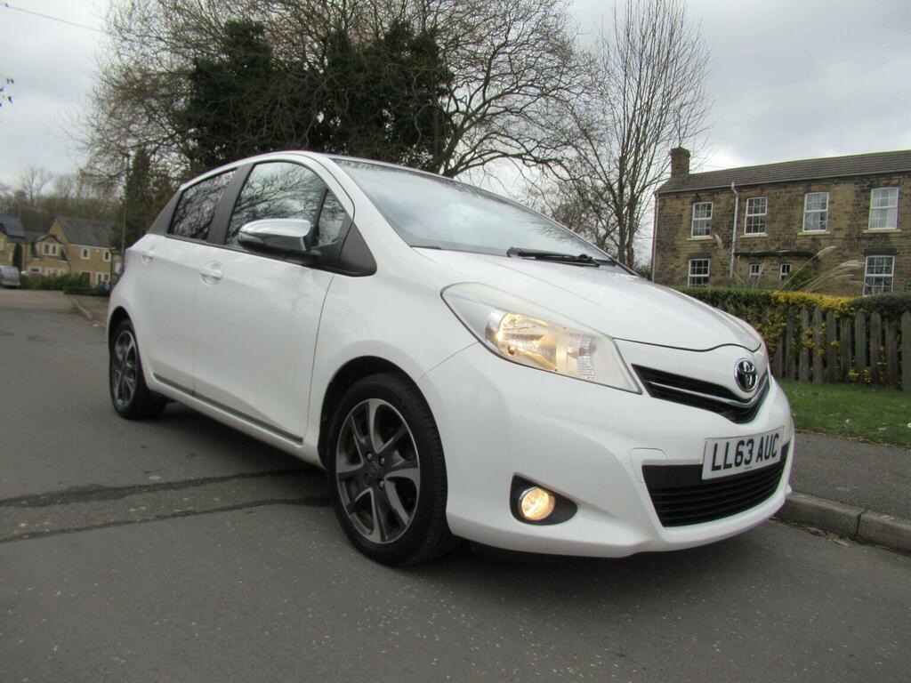 Toyota Yaris Hatchback 1.33 Dual Vvt-i Trend Euro 5 20136 LL63AUC White #2