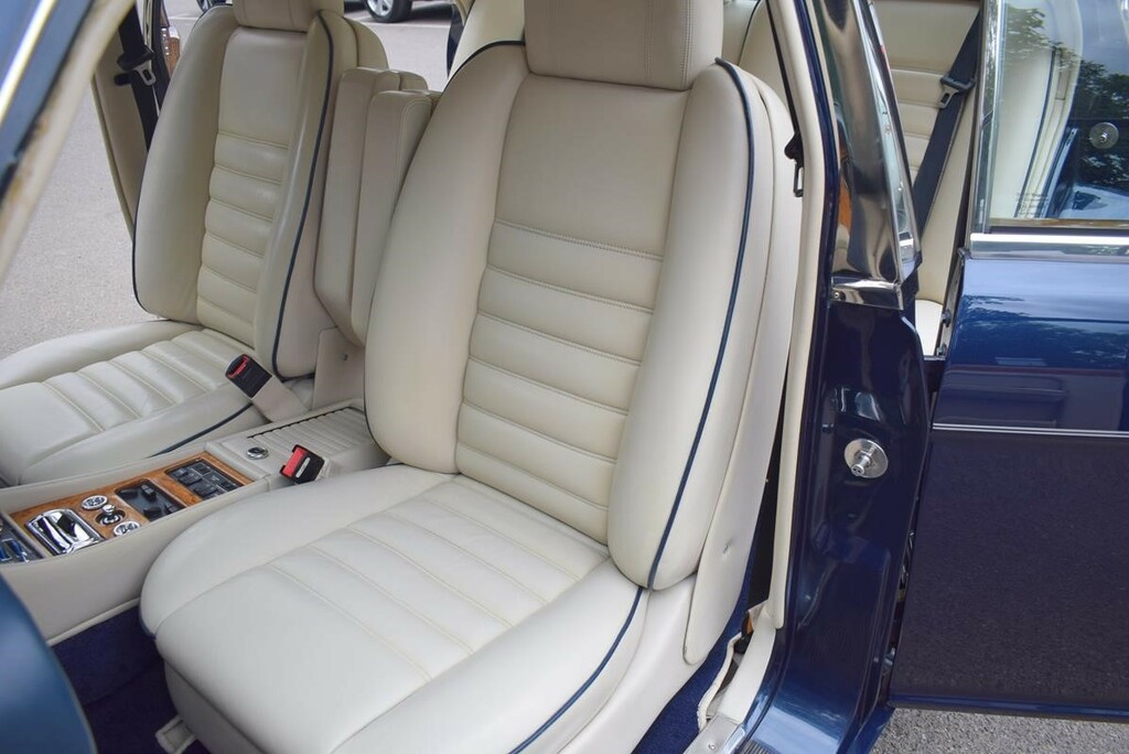 Bentley Turbo R 6.8 4dr Red #26