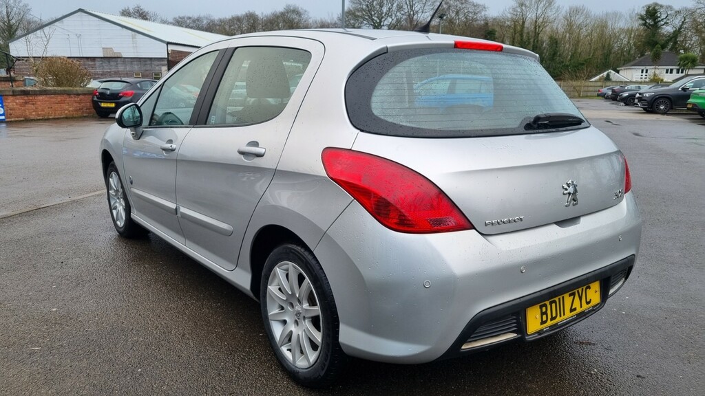 Peugeot 308 Hatchback 1.6 Vti Envy 2011 Silver #2