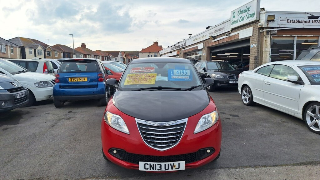 Chrysler Ypsilon 1.2 Black And Red 5-Door From 3,395 Retail Pack Red
