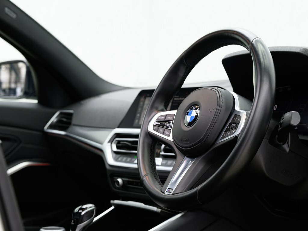 BMW 3 Series 2L M Sport YA21DXK White #3
