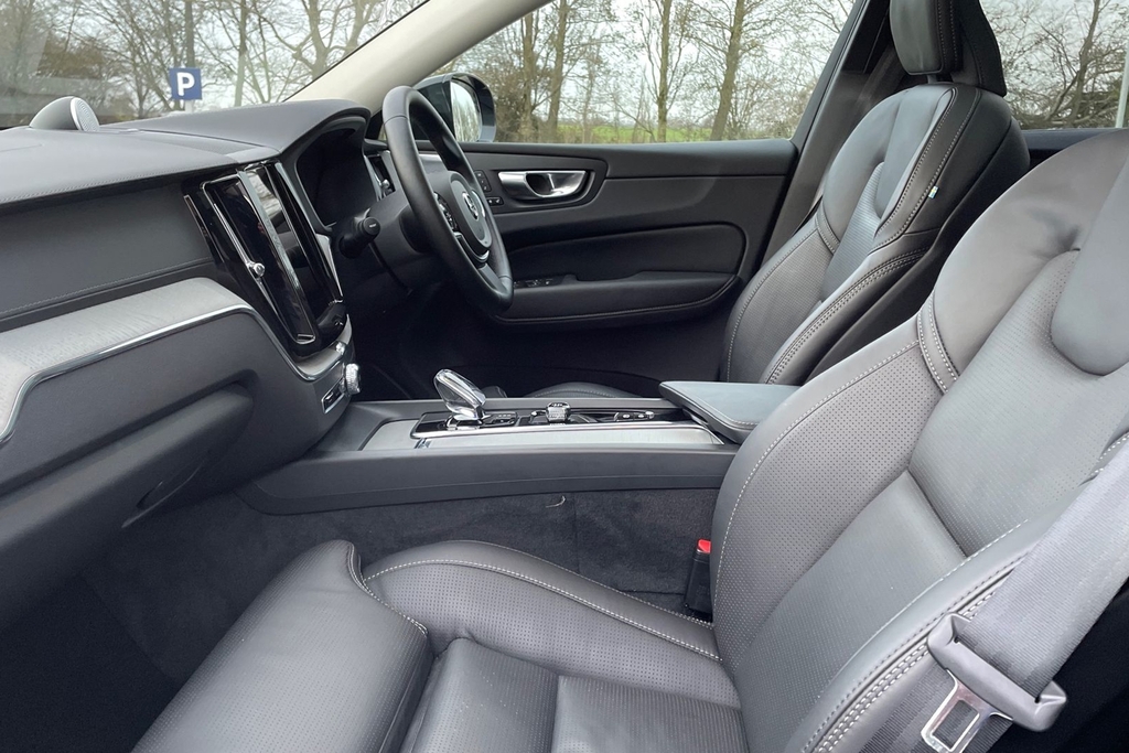 Volvo XC60 Ultra Dark FL25LFB Blue #2
