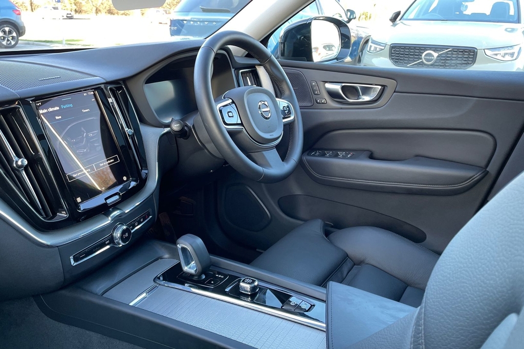 Volvo XC60 Plus White #2