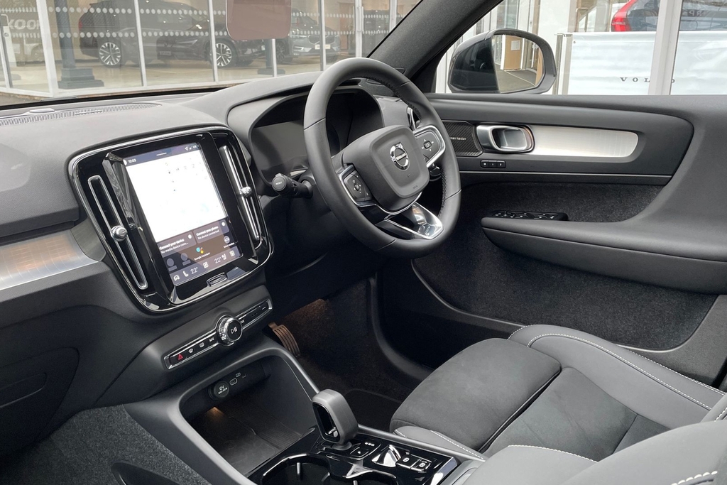 Volvo XC40 Ultra Dark OE25ZJN Silver #2
