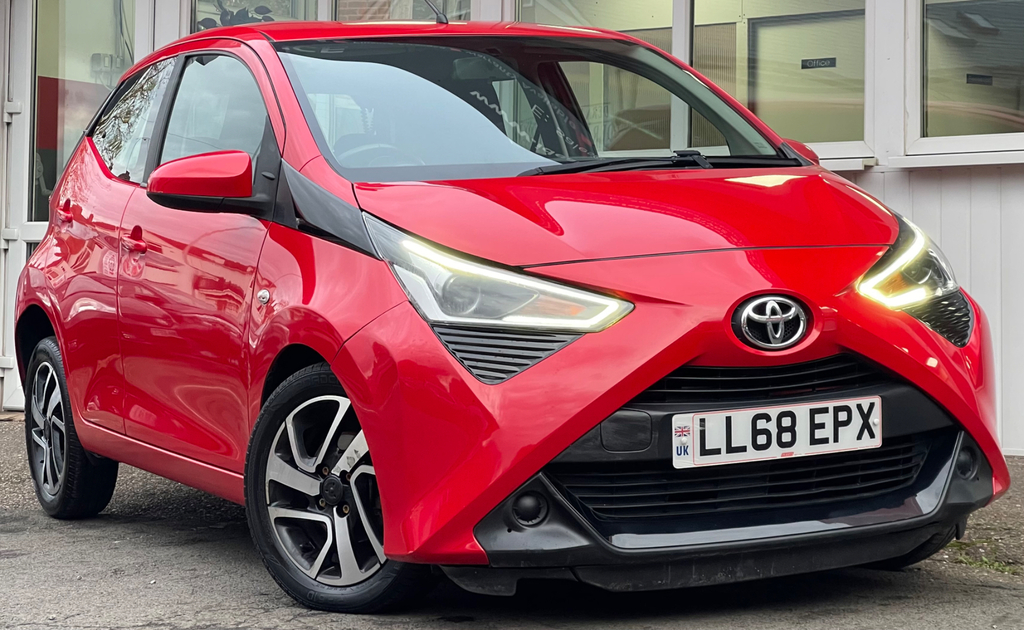 Toyota Aygo 1.0 Vvt-i X-play Hatchback X-shift Euro Red