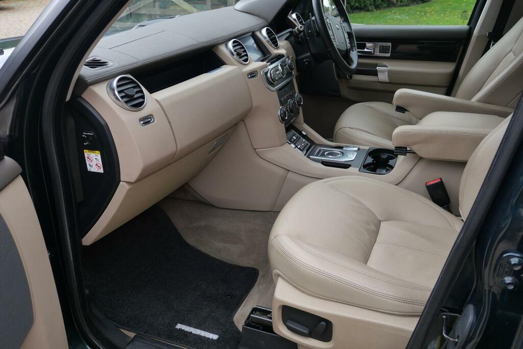 Land Rover Discovery Sdv6 Hse Black #4