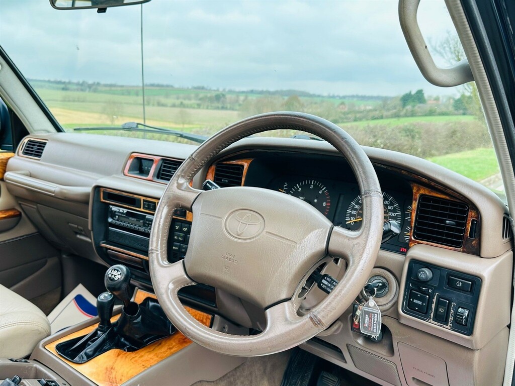 Toyota Land Cruiser 4.5 VX Lpg, 8 Seater Blue #62