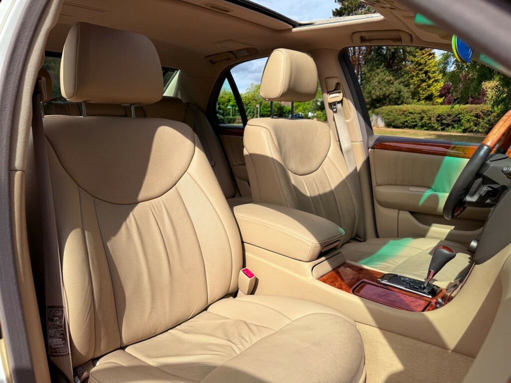 Lexus LS Saloon Black #32