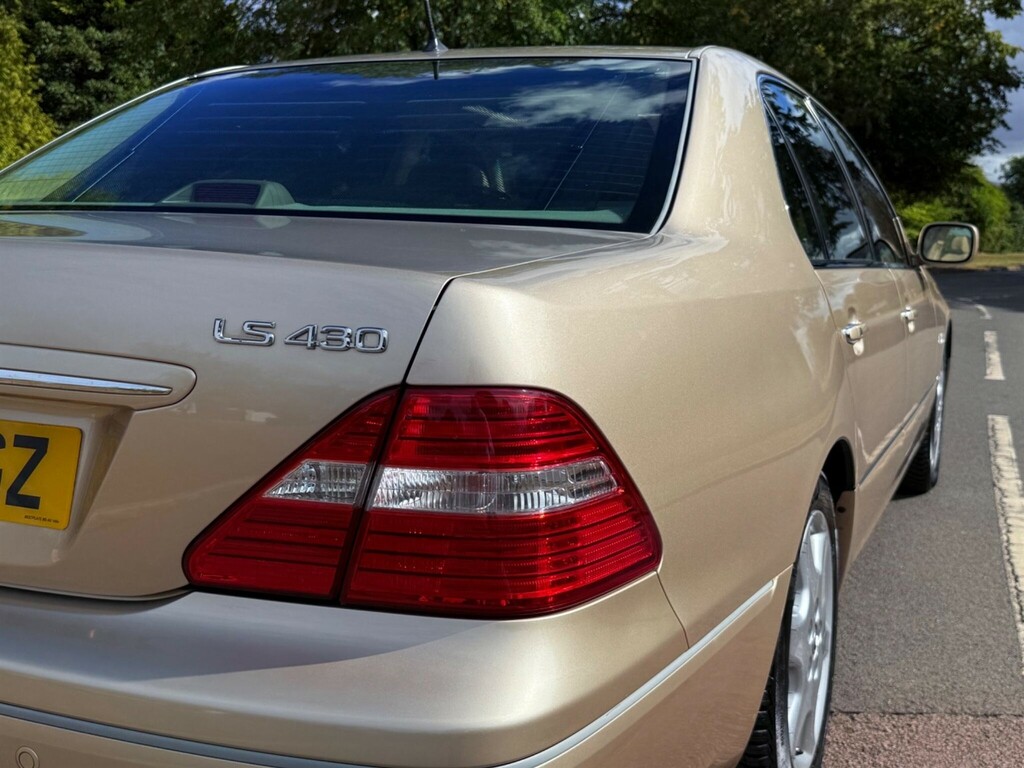 Lexus LS Saloon Black #24