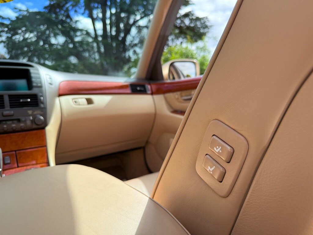 Lexus LS Saloon Black #43