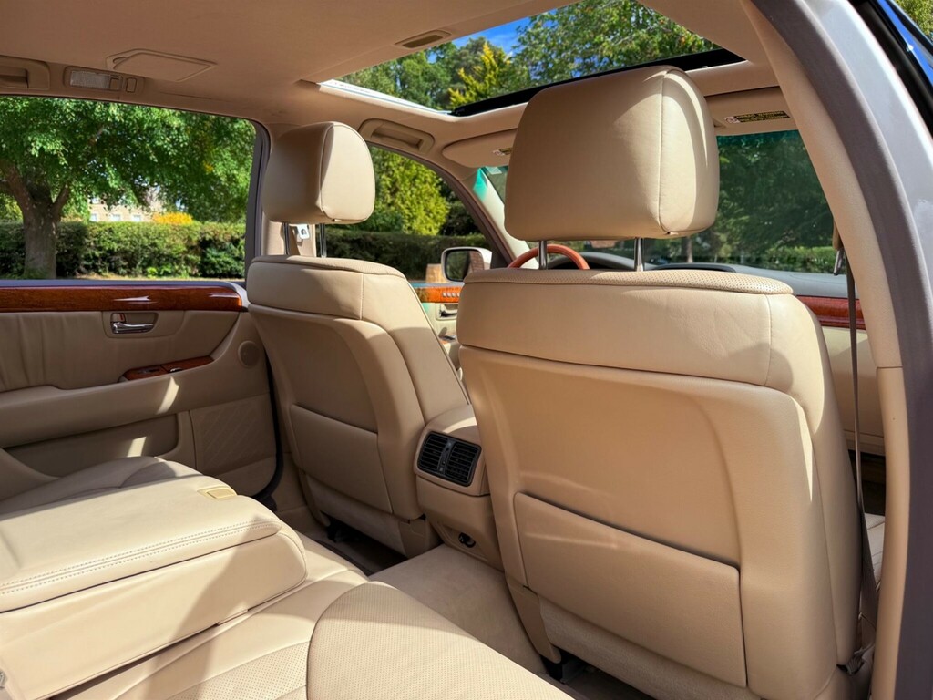 Lexus LS Saloon Black #38