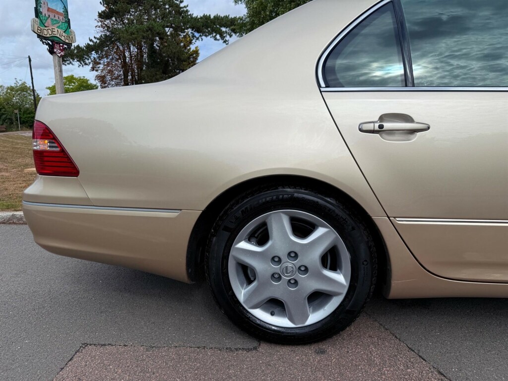 Lexus LS Saloon Black #76