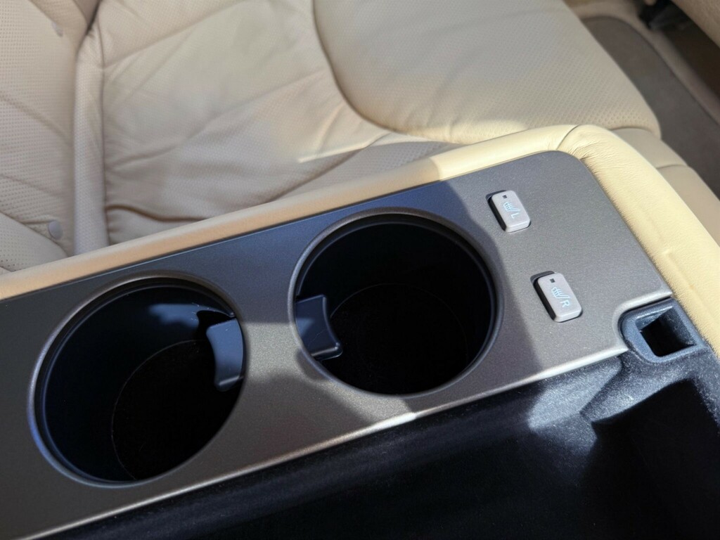 Lexus LS Saloon Black #36