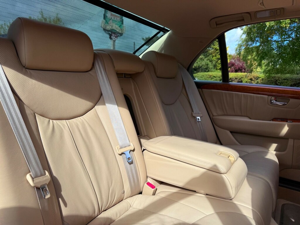 Lexus LS Saloon Black #35