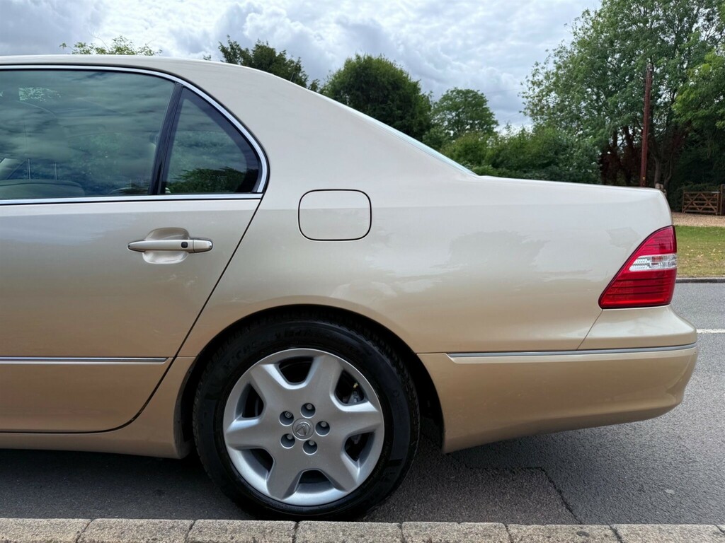 Lexus LS Saloon Black #77