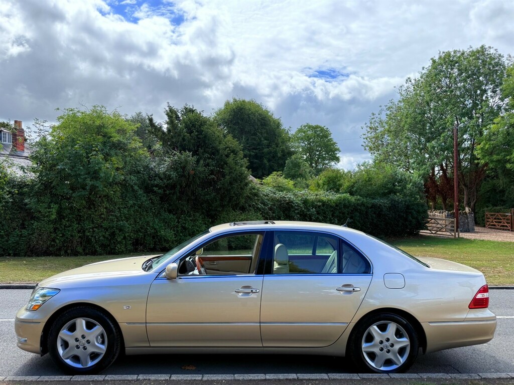 Lexus LS Saloon Black #9
