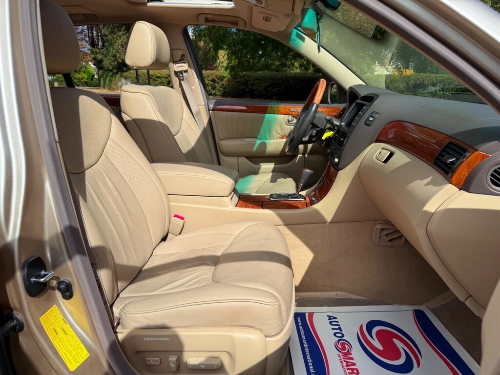 Lexus LS Saloon Black #31