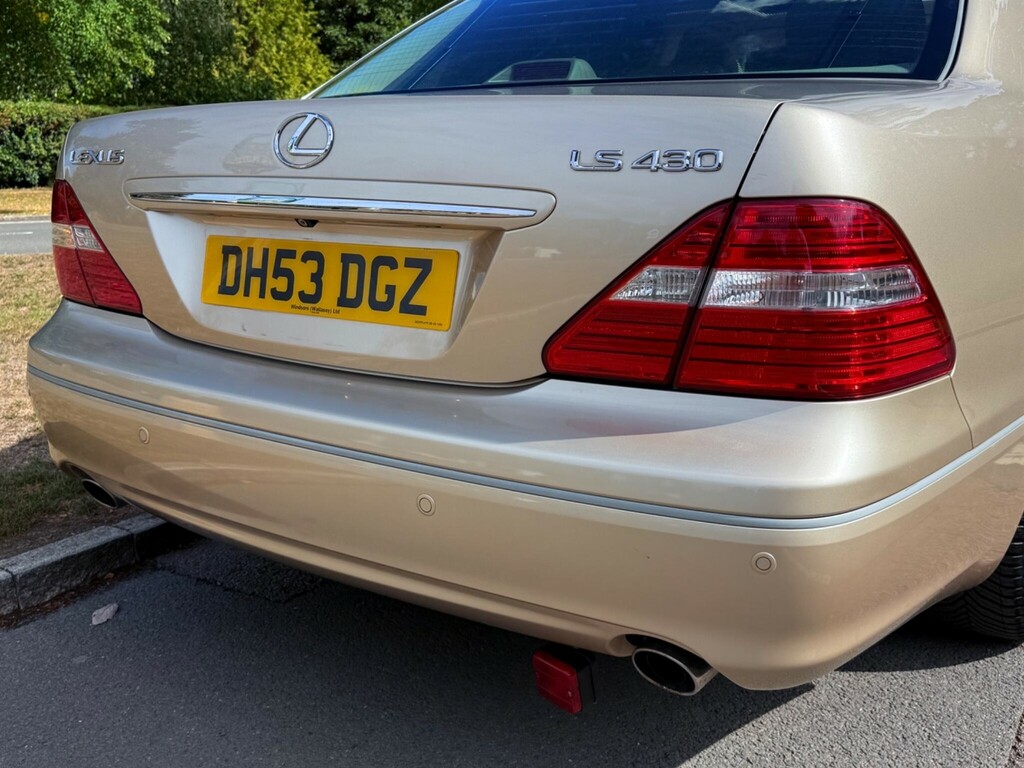 Lexus LS Saloon Black #25