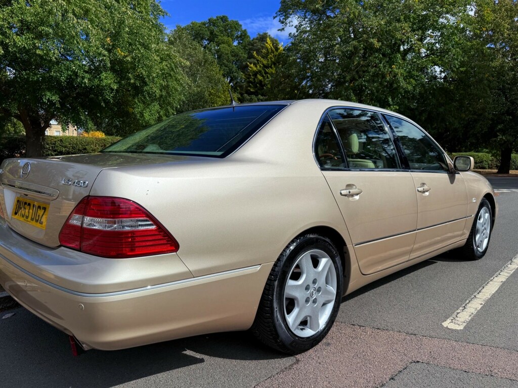 Lexus LS Saloon Black #26