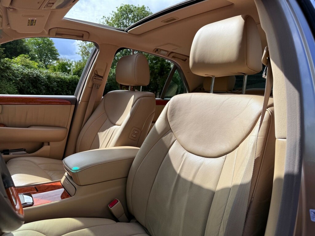 Lexus LS Saloon Black #29