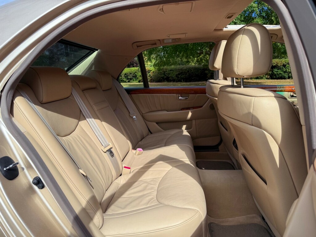 Lexus LS Saloon Black #34