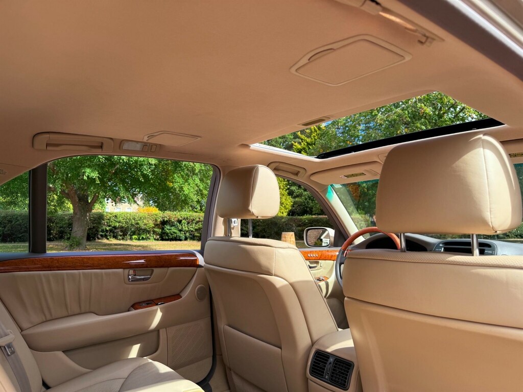 Lexus LS Saloon Black #37