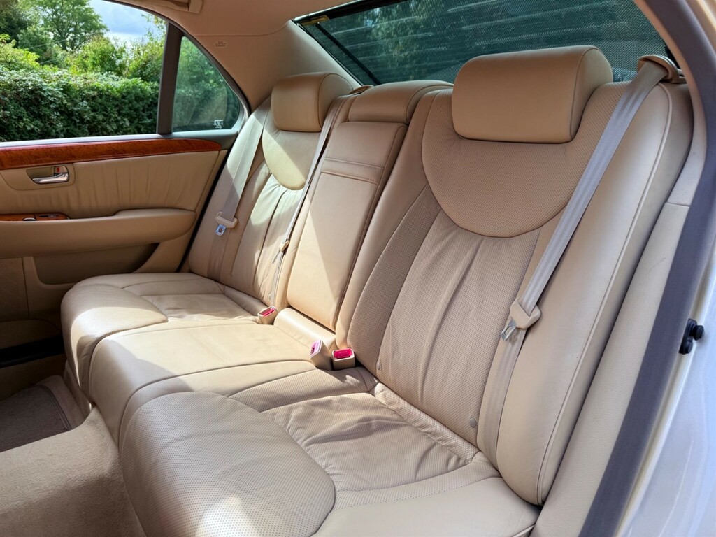 Lexus LS Saloon Black #40