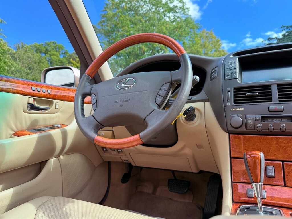 Lexus LS Saloon Black #47