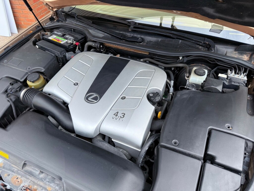 Lexus LS Saloon Black #80